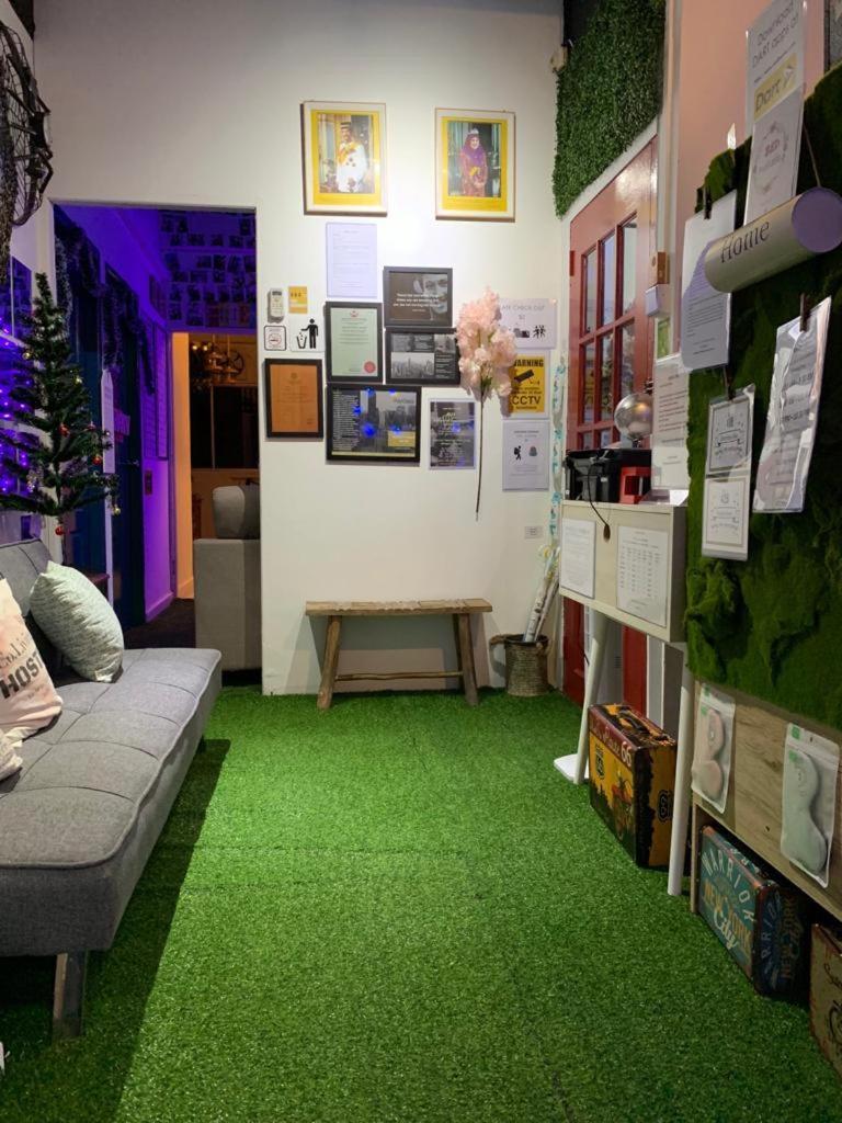 Co.Living Hostel Бандар-Сери-Бегаван Экстерьер фото