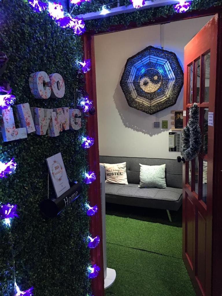 Co.Living Hostel Бандар-Сери-Бегаван Экстерьер фото