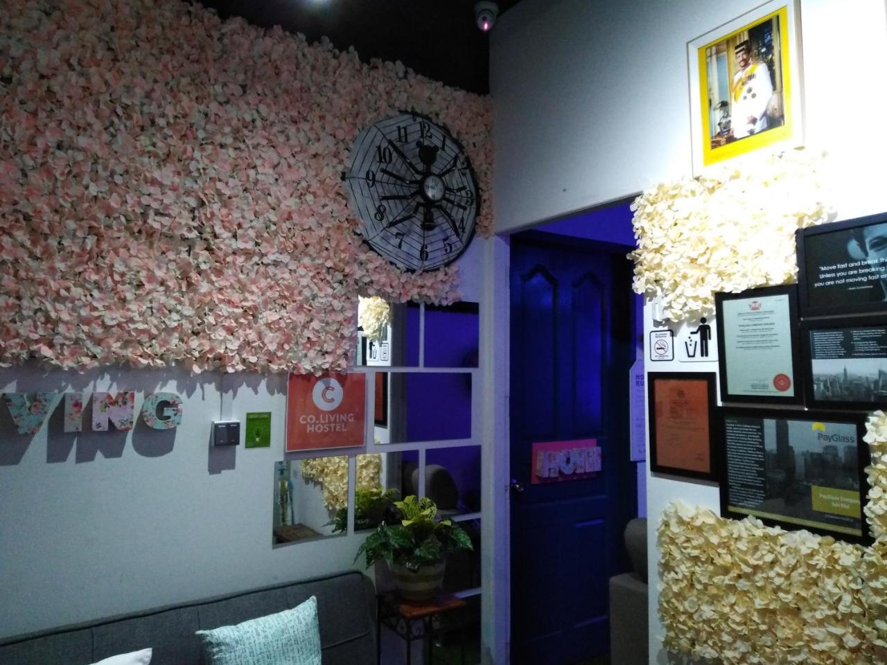 Co.Living Hostel Бандар-Сери-Бегаван Экстерьер фото